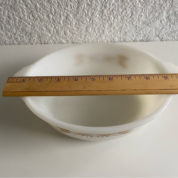 𝅺VINTAGE Anchor Hocking Fire King Wheat Milk Glass 1.5 qt. 8" Round Casserole - Picture 5 of 6